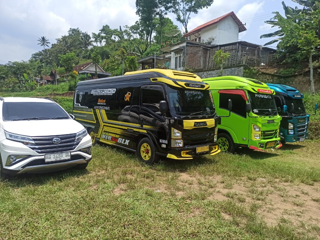 Isuzu Elf dan Bus Pariwisata Anindita Travel